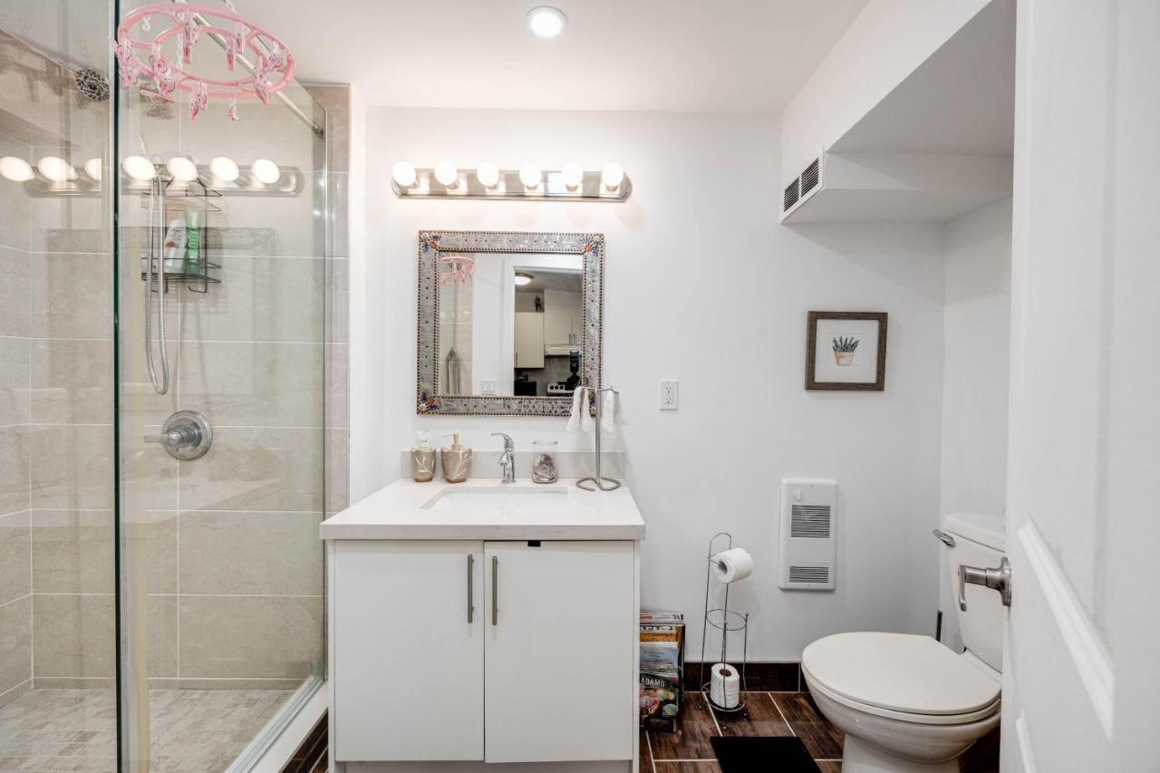 Bright Parkdale Court - Little Portugal W/ Free Parking Appartement Toronto Buitenkant foto