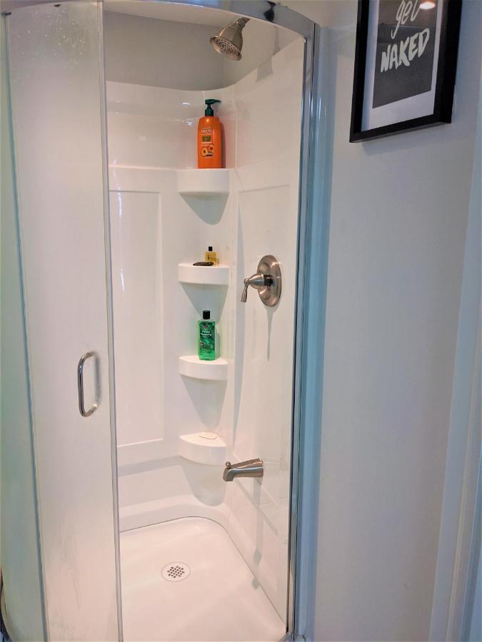 Bright Parkdale Court - Little Portugal W/ Free Parking Appartement Toronto Buitenkant foto
